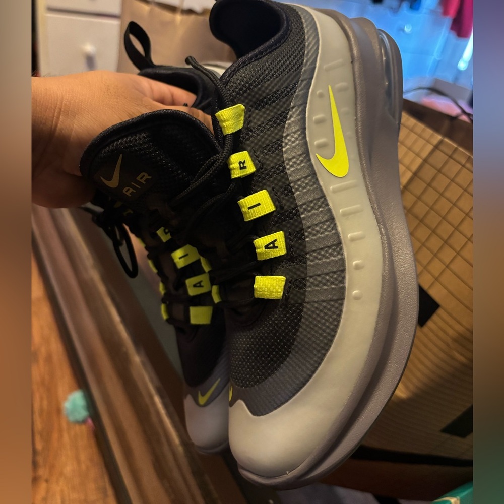 Women’s max axis running shoes